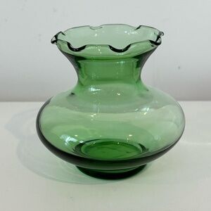 Vintage green glass vase Anchor Hocking small vase scalloped edge 3.5" tall